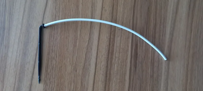 Gotero Tipo Flecha Codo Corto 14 cm para Riego por Goteo — foto 3
