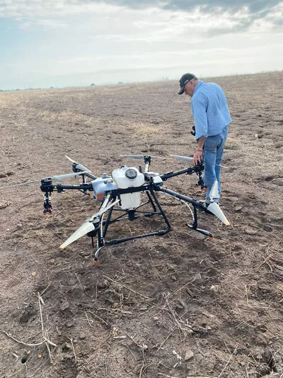 Kit Dron DJI Agras T30 con Esparcidor de Granulados