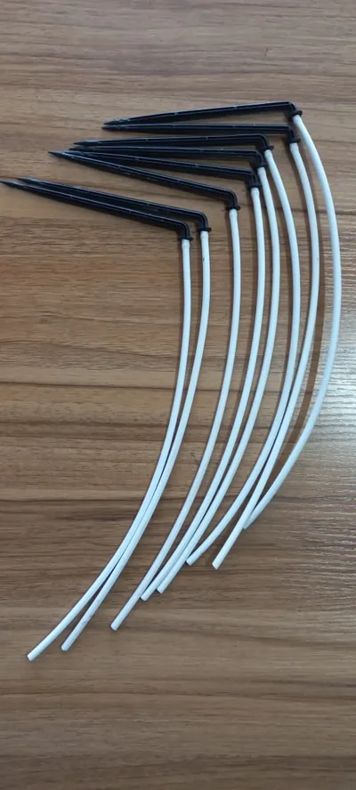 Gotero Tipo Flecha Codo Corto 14 cm para Riego por Goteo